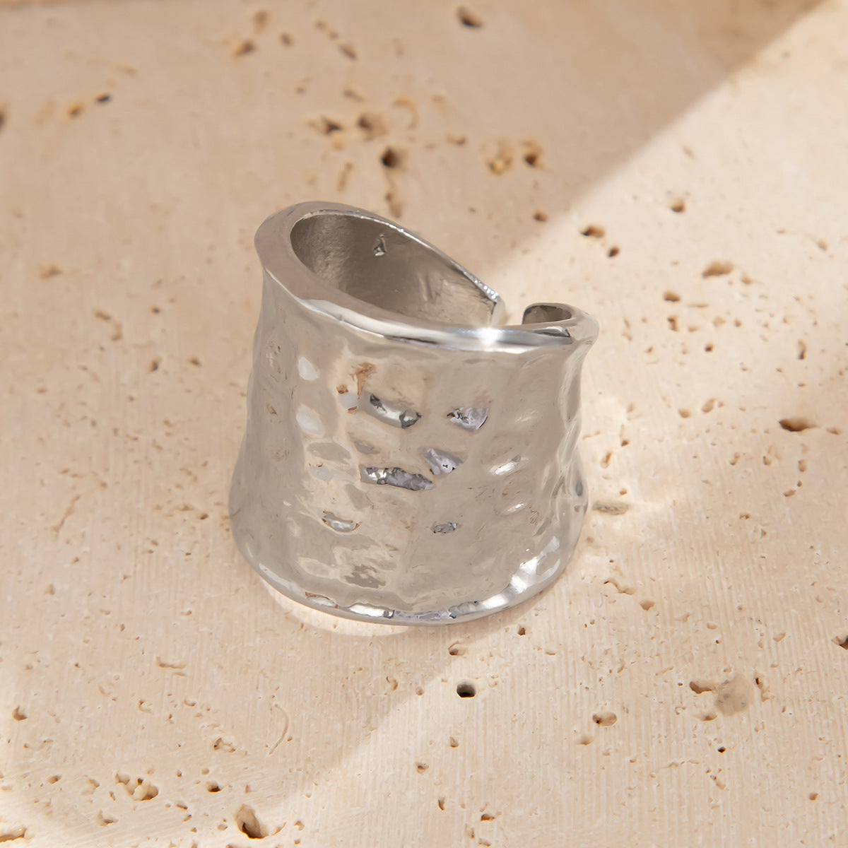 Anillo de aleación con textura geométrica minimalista, nudo de lazo y textura de lava martillada, y banda abierta ajustable para mujer