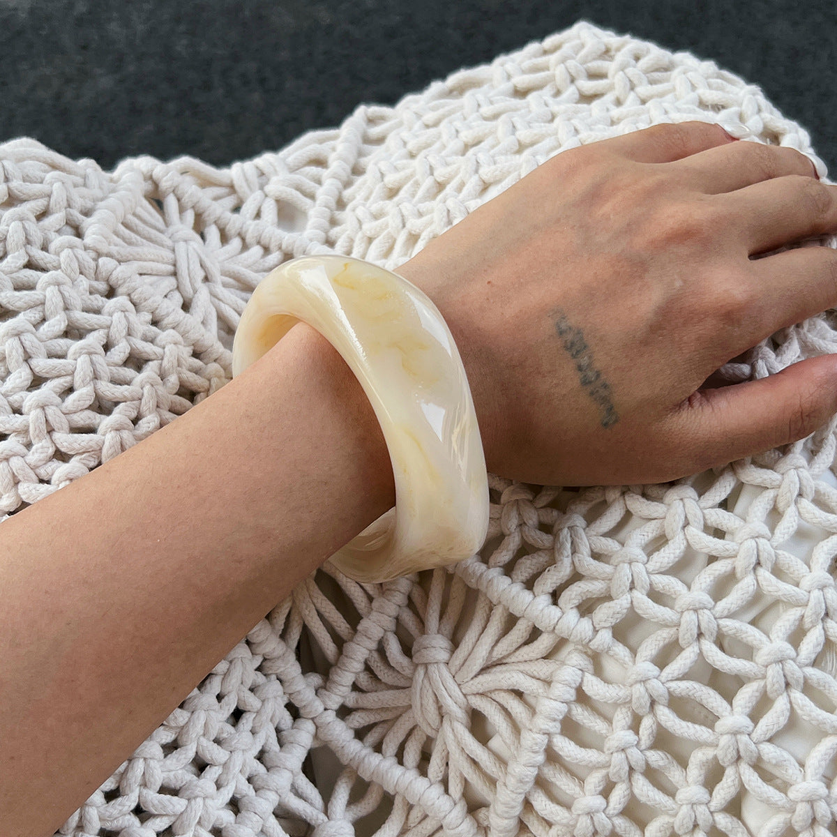 Bracciale da donna in resina oversize semi-trasparente effetto marmo ambrato vintage con forma geometrica