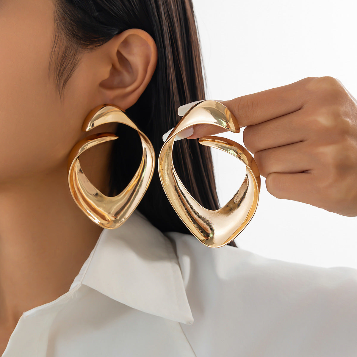 Orecchini a perno geometrici minimalisti in lega di zinco da donna con finitura galvanica e design asimmetrico testurizzato