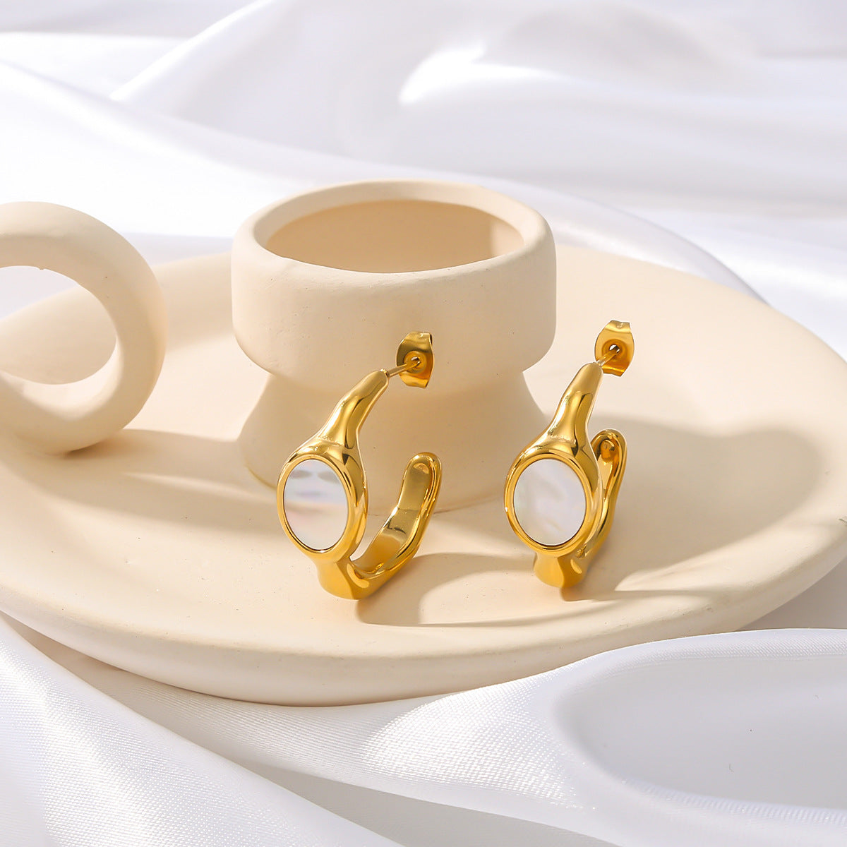 Orecchini geometrici in acciaio inossidabile stile corte francese vintage con finitura placcata sottovuoto in oro 18K e intarsio in abalone bianco con design a C da donna