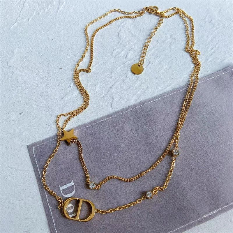 Collana da donna con ciondolo a lettera geometrico minimalista in acciaio al titanio con catena a serpente