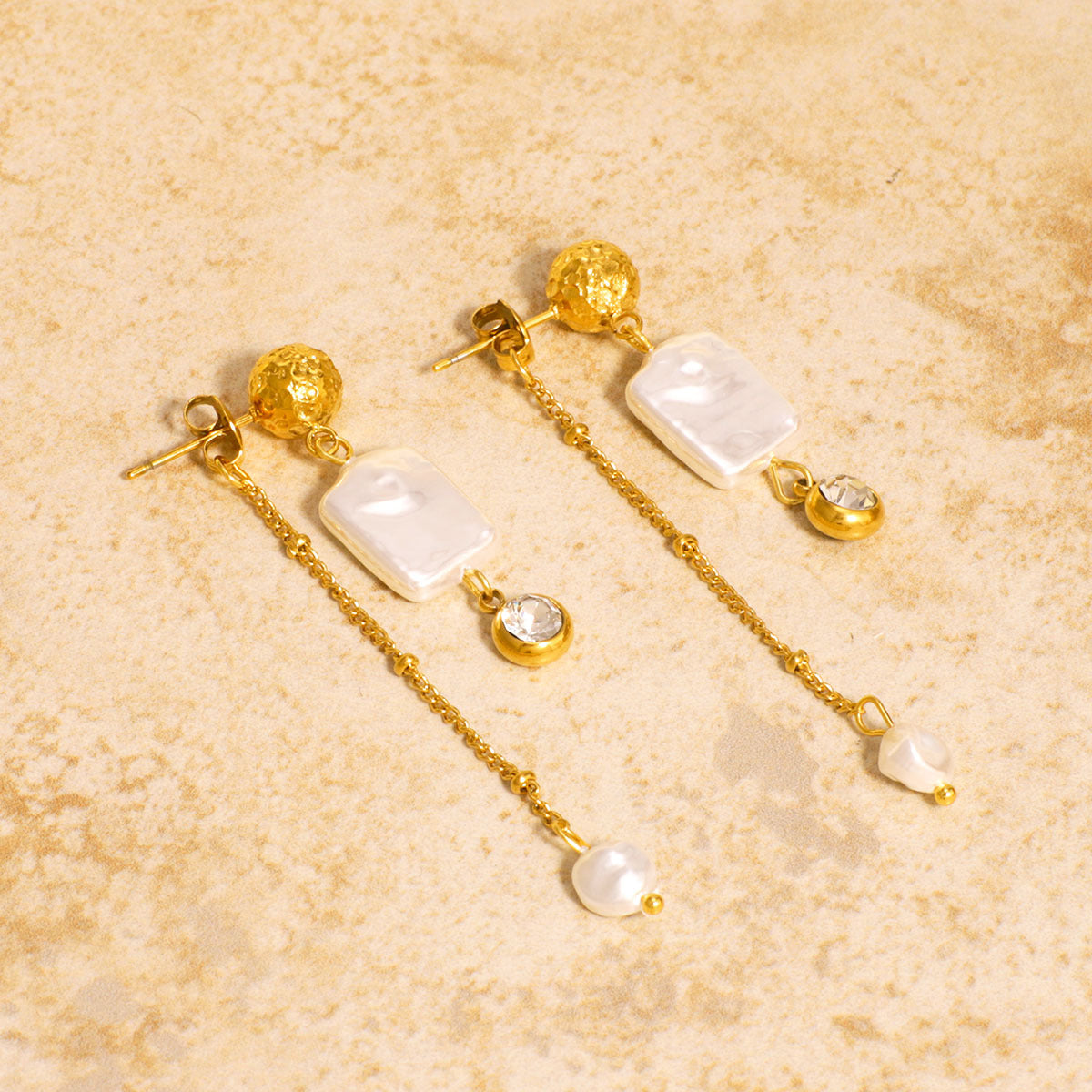 Orecchini Pendenti Geometrici con Perle in Acciaio Inox e Placcatura in Oro 18K da Donna