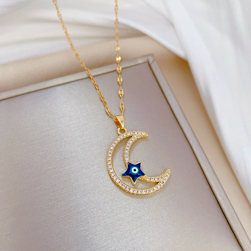 Collana con pendente minimalista a stella e luna da donna in acciaio al titanio con intarsio di strass e finitura placcata