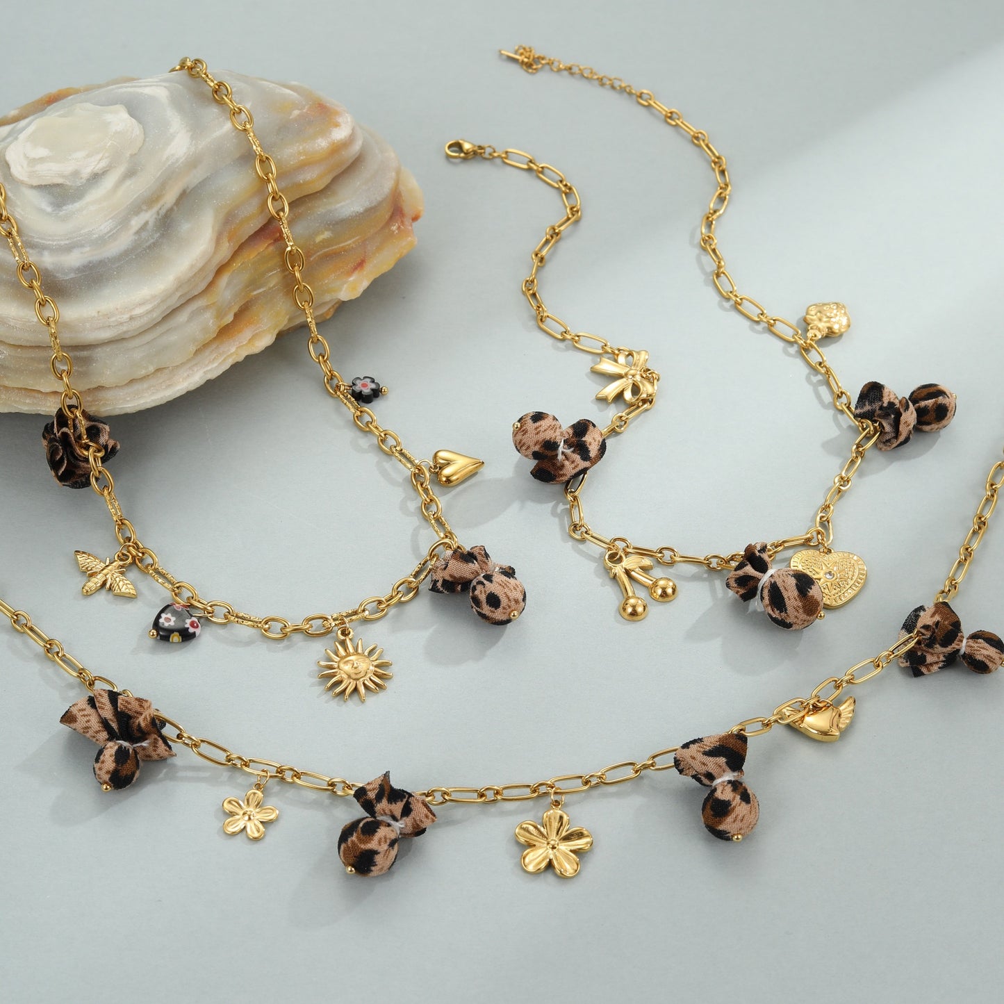 Collana con ciondolo floreale a cuore con stampa leopardata alla moda in acciaio inossidabile con finitura placcata da donna