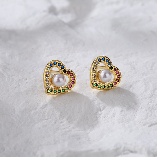 Orecchini a Cuore Minimalisti in Rame Placcato Oro 18K con Micro-Pave di Zirconi e Dettagli in Perle da Donna