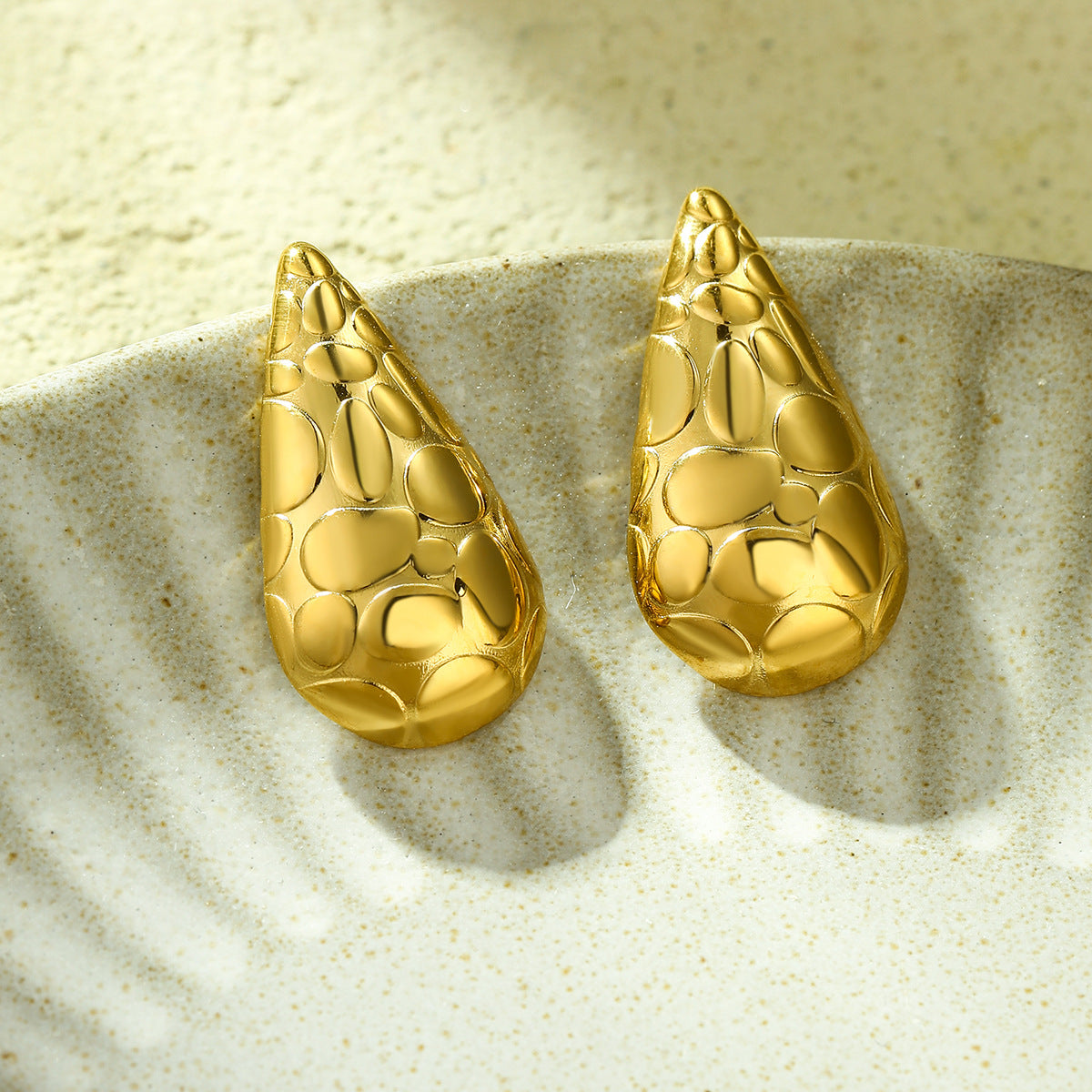 Orecchini a Goccia Irregolare in Acciaio al Titanio Stile Minimalista INS con Placcatura in Oro 18K e Texturizzazione Martellata