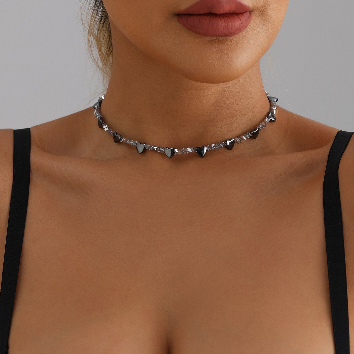 Collar con colgante de aleación con forma de corazón minimalista y baño de rodio para mujer