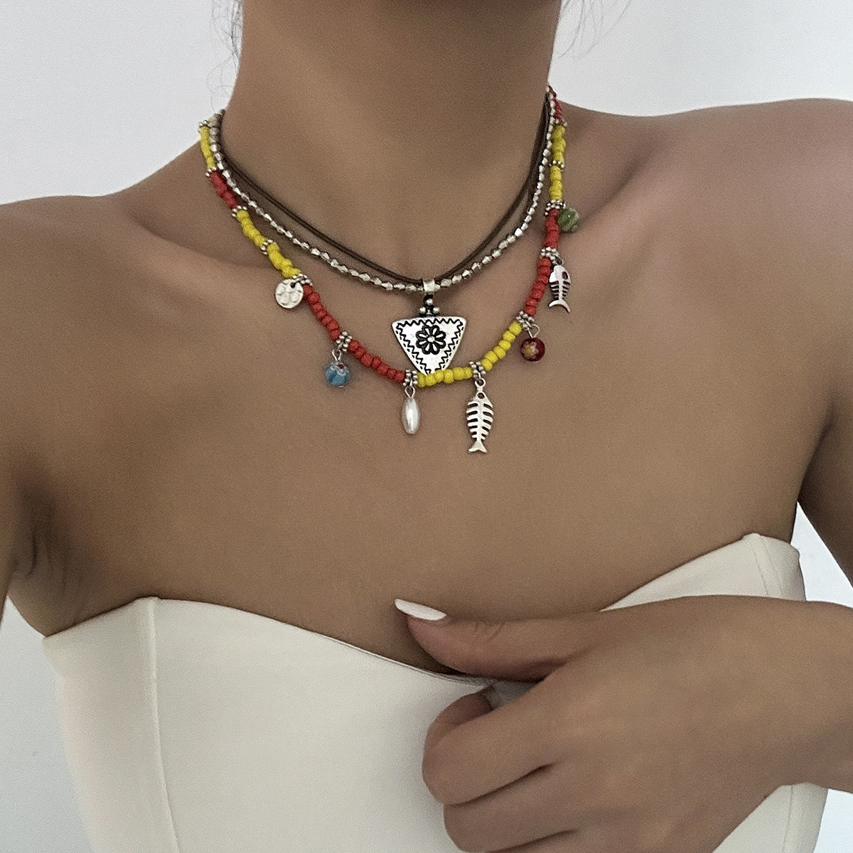 Collana pendente bohémien floreale e geometrica da donna in lega con finitura placcata, nappe e strati di perline