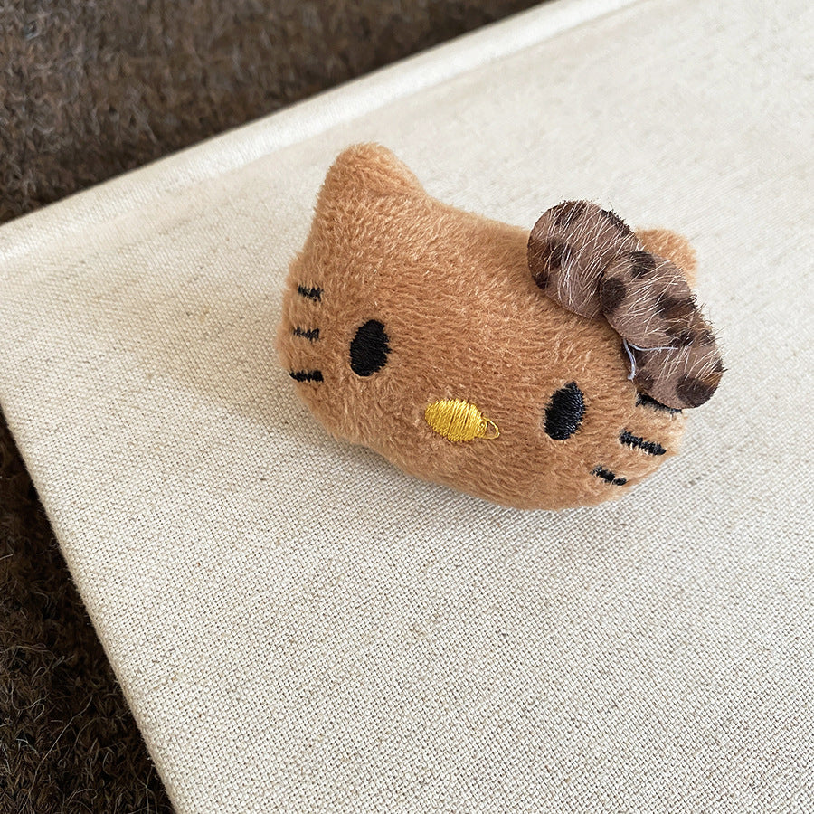 Spilla da donna fatta a mano con orso e gatto floccati, simpatico accessorio a forma di animale cartone animato in stile casual e per il pendolare alla moda