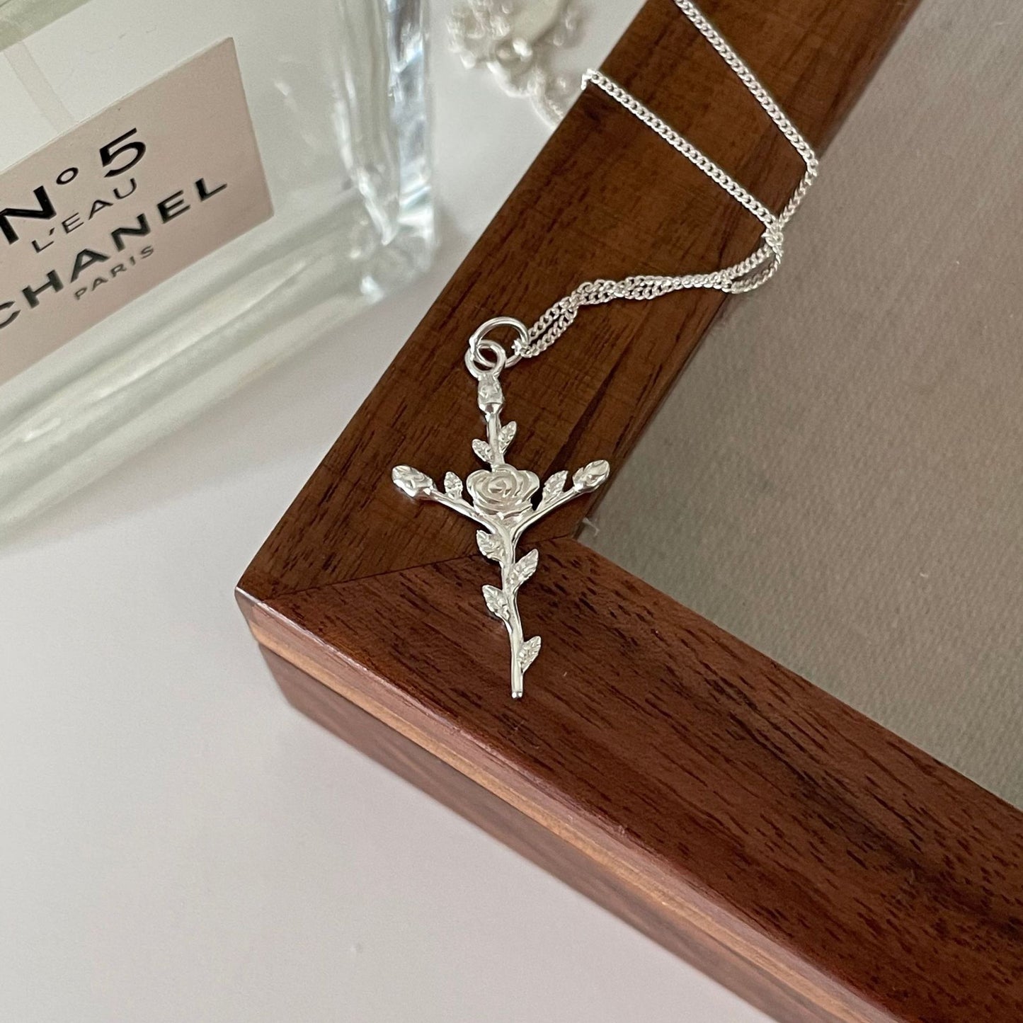 Elegante collana a croce con rosa in stile francese da donna in argento sterling 925 con design geometrico e catena a maglie