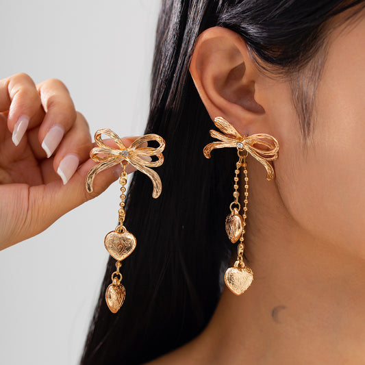 Pendientes largos minimalistas con borlas en forma de corazón y detalle de lazo en aleación chapada para mujer