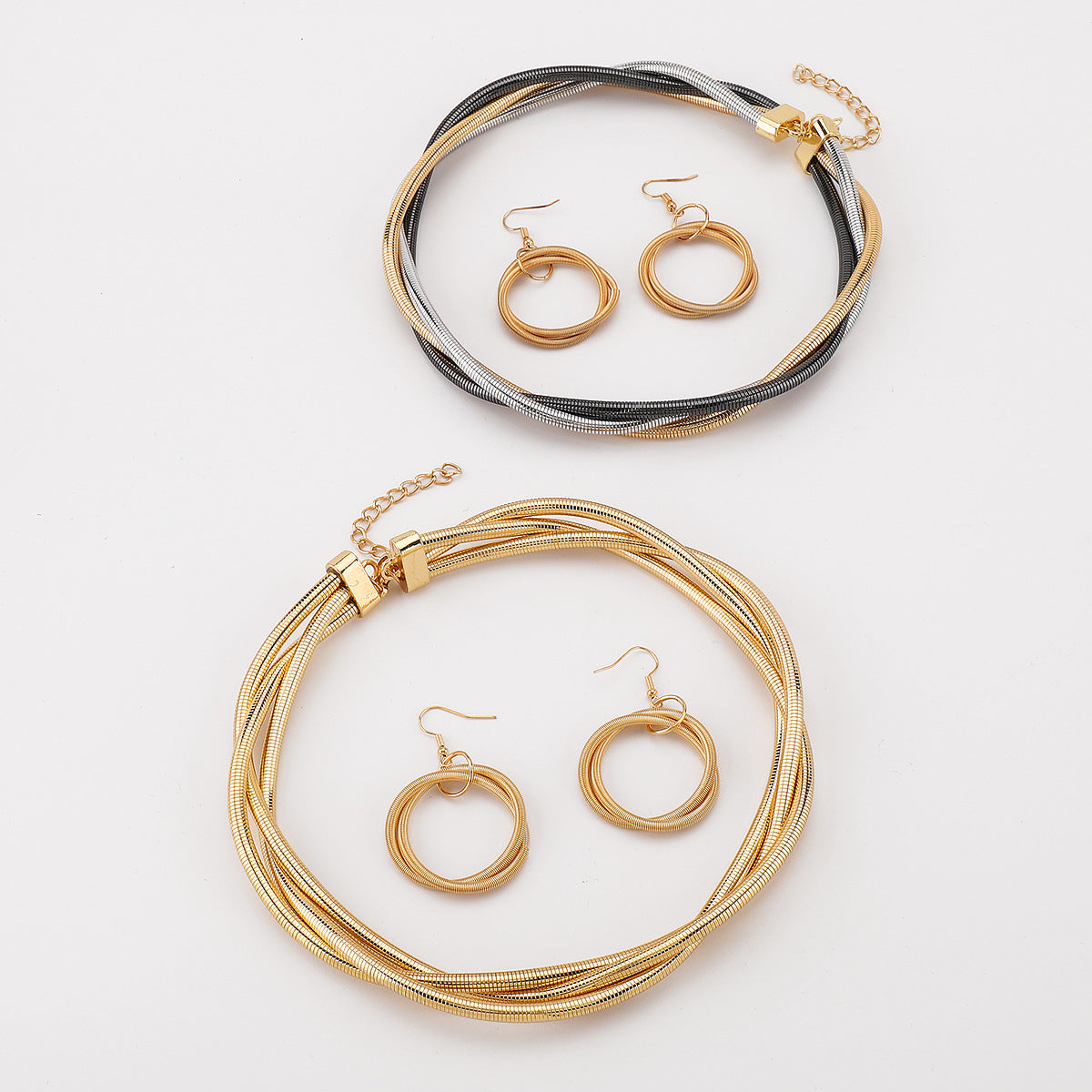 Conjunto de collar y pendientes de metal entrelazado de tres hebras multicapa con cadena de serpiente geométrica estilo punk con acabado chapado