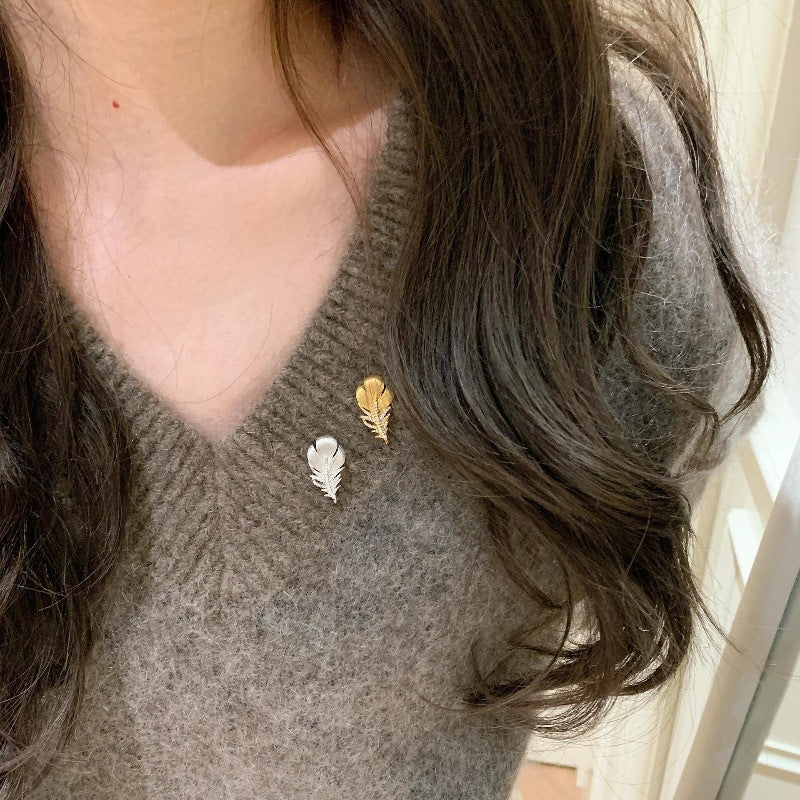 Broche de moda con forma de pluma en cobre chapado en oro con incrustaciones de circonita para mujer, elegante accesorio para la oficina