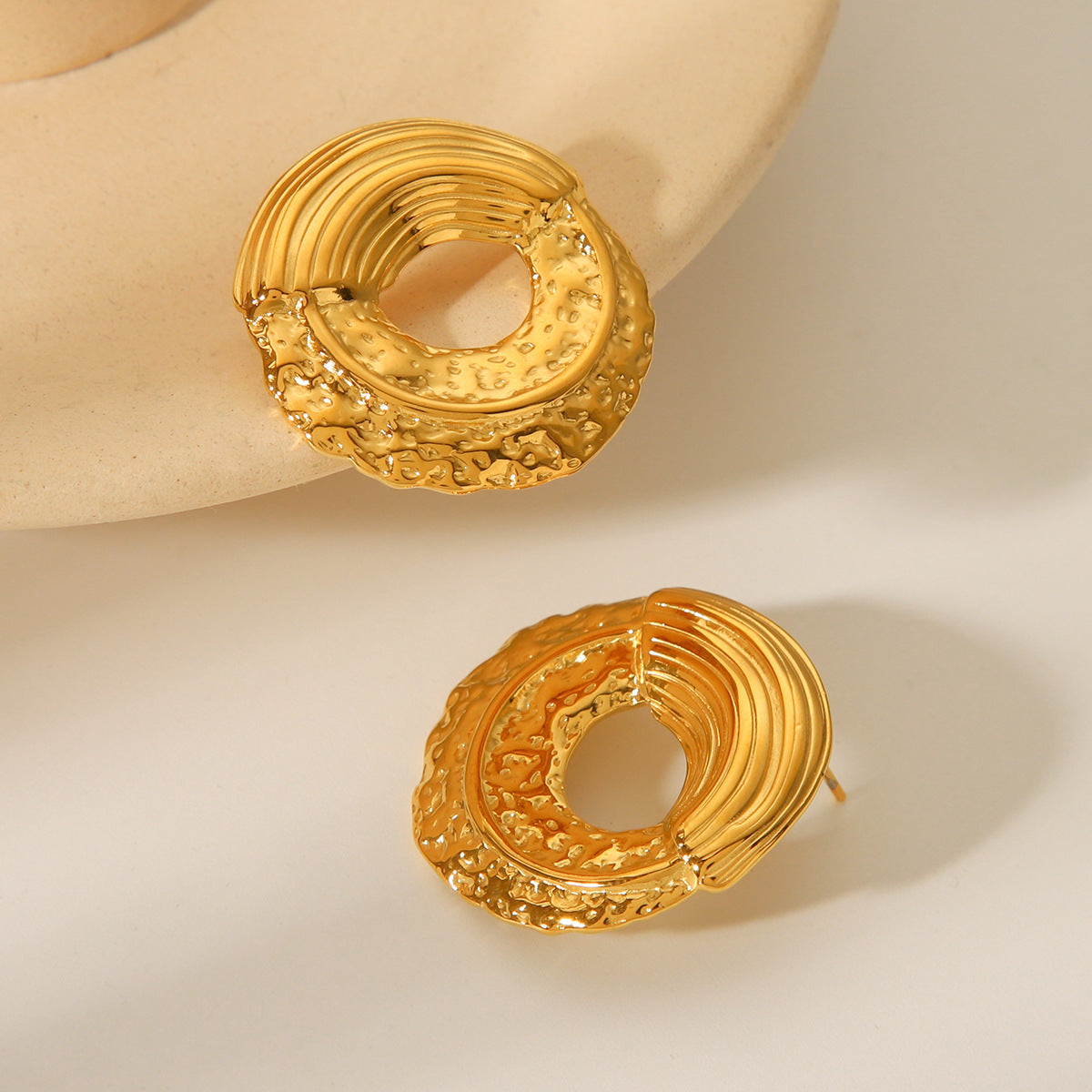 Pendientes de aro huecos geométricos martillados de acero inoxidable bañados en oro de 18 quilates estilo Ins a la moda para mujer