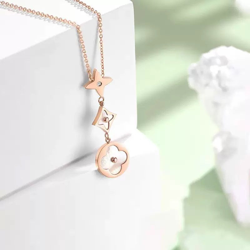 Collana Minimalista a Rombi con Quadrifoglio in Acciaio al Titanio Placcato Rodio, Intarsio in Madreperla Bianca, Design Delicato con Catena per Clavicola