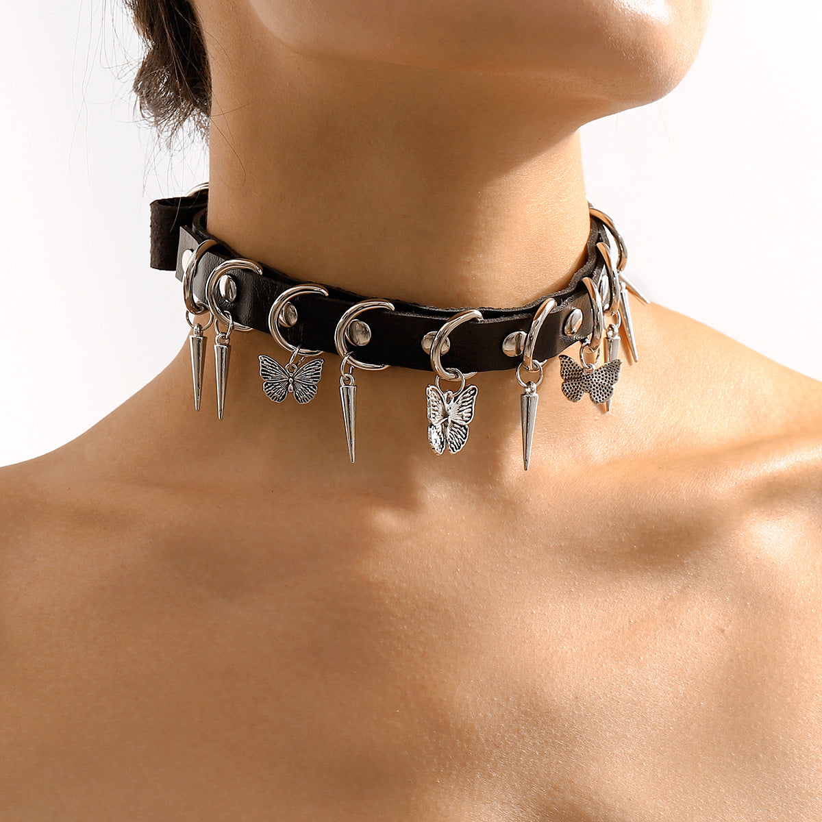Gargantilla geométrica de cuero PU dulce y atrevida para mujer con diseño de mariposa con remaches y acabado artesanal