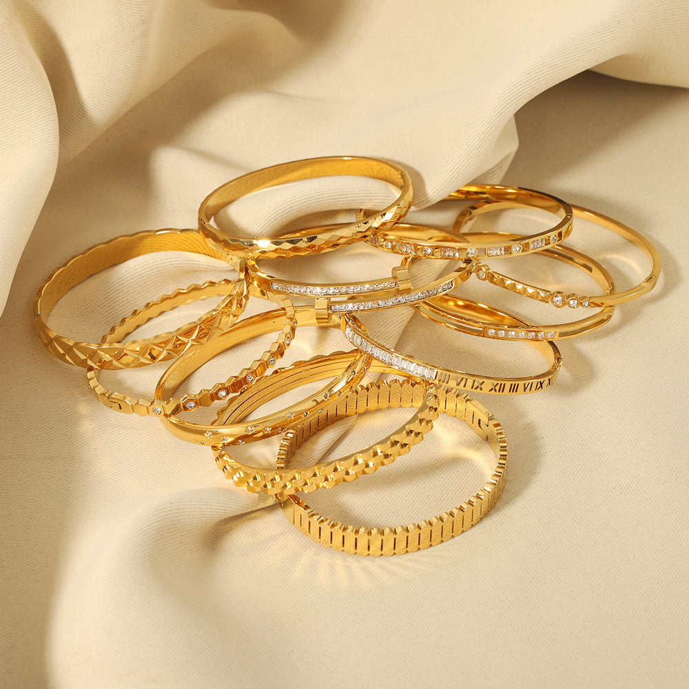 Bracciale Minimalista a Stella in Acciaio Inox con Intarsio di Strass, Motivo a Griglia Geometrica e Placcatura in Oro 18K