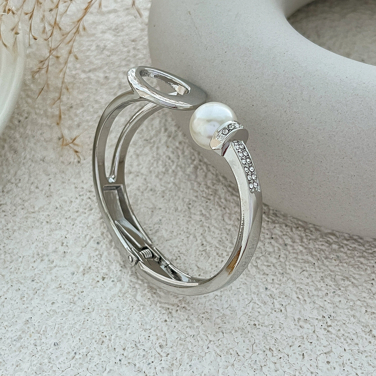 Bracciale a Polsino Intrecciato Asimmetrico Cavo in Lega con Finitura Galvanizzata da Donna