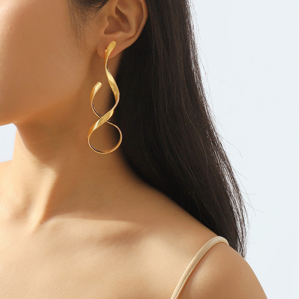 Aretes de aro geométricos asimétricos dulces y atrevidos para mujer en aleación con acabado galvanizado