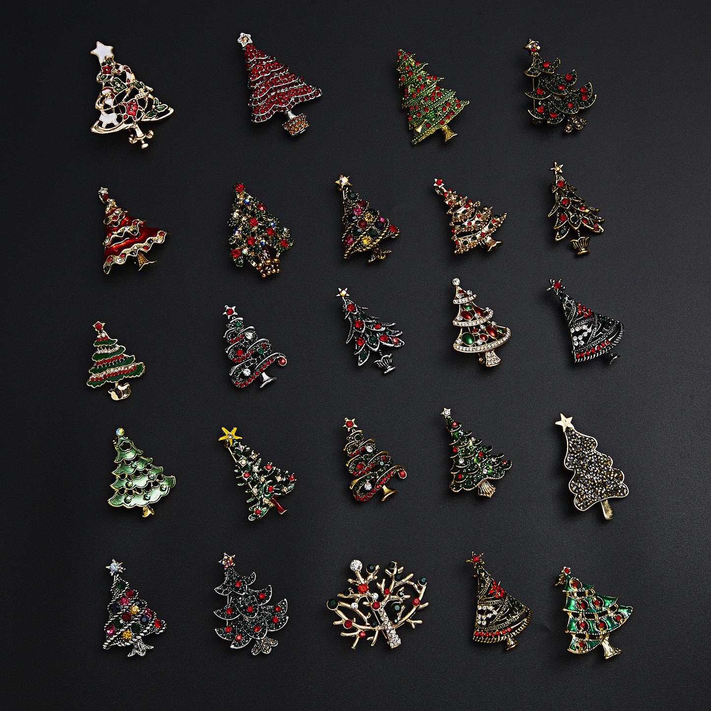Fashionable Christmas Tree Brooch with Rhinestone Inlay in Alloy, Cartoon Character Design for Unisex Holiday and New Year Decoration