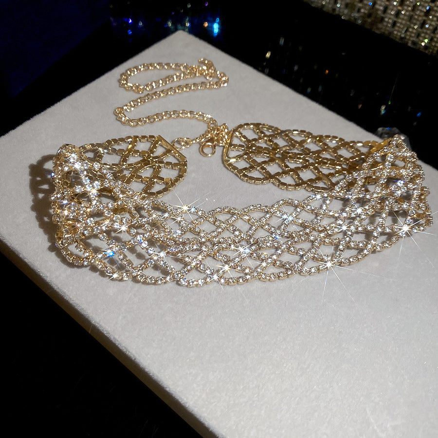 Collana Minimalista con Clavicola Svuotata Geometrica impreziosita da Strass da Donna in Ferro con Estetica di Lusso