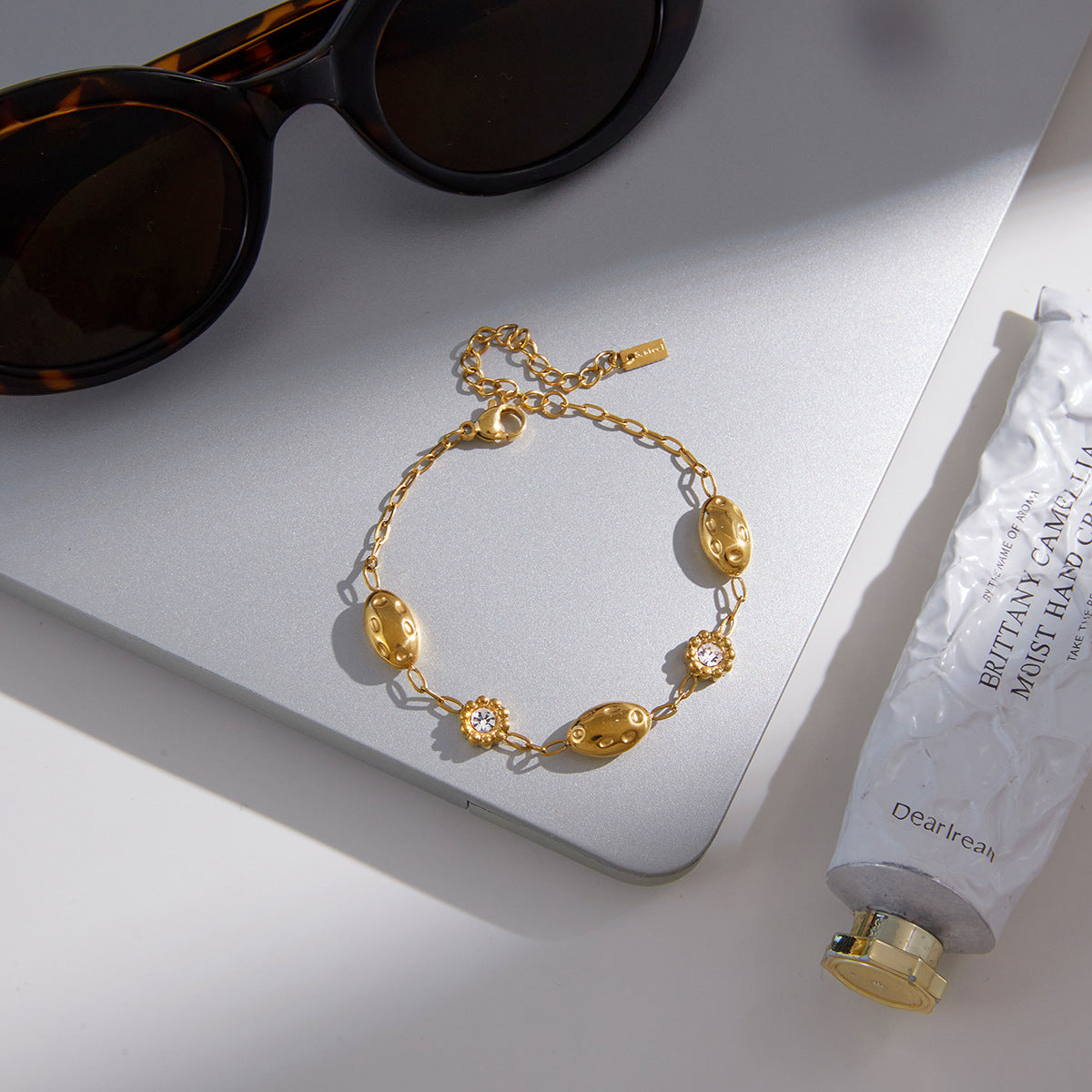 Bracciale da donna in acciaio inossidabile con motivo geometrico floreale, placcatura in oro 18 carati e intarsi in strass