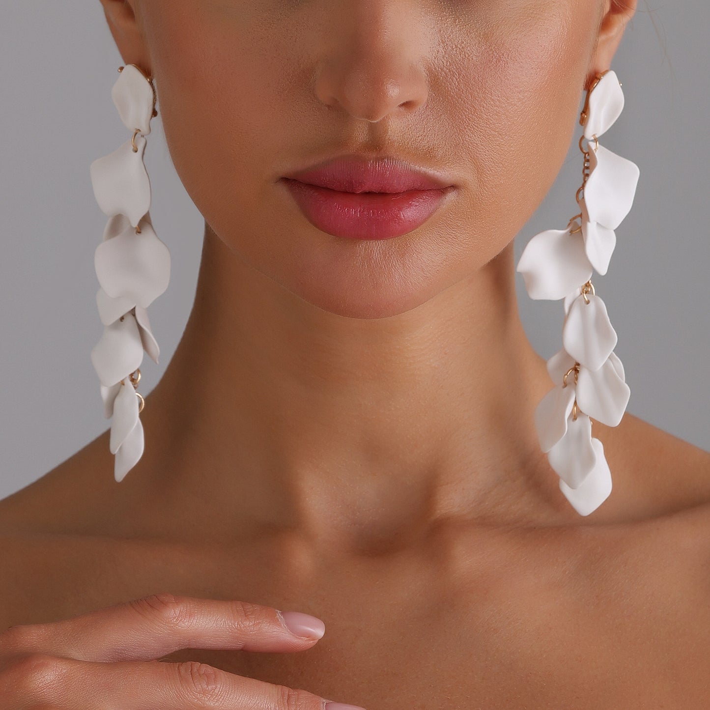 Elegant Floral-Petal Shaped Zinc Alloy Stud Earrings with Plated Finish for Women Vintage and Artistic Style