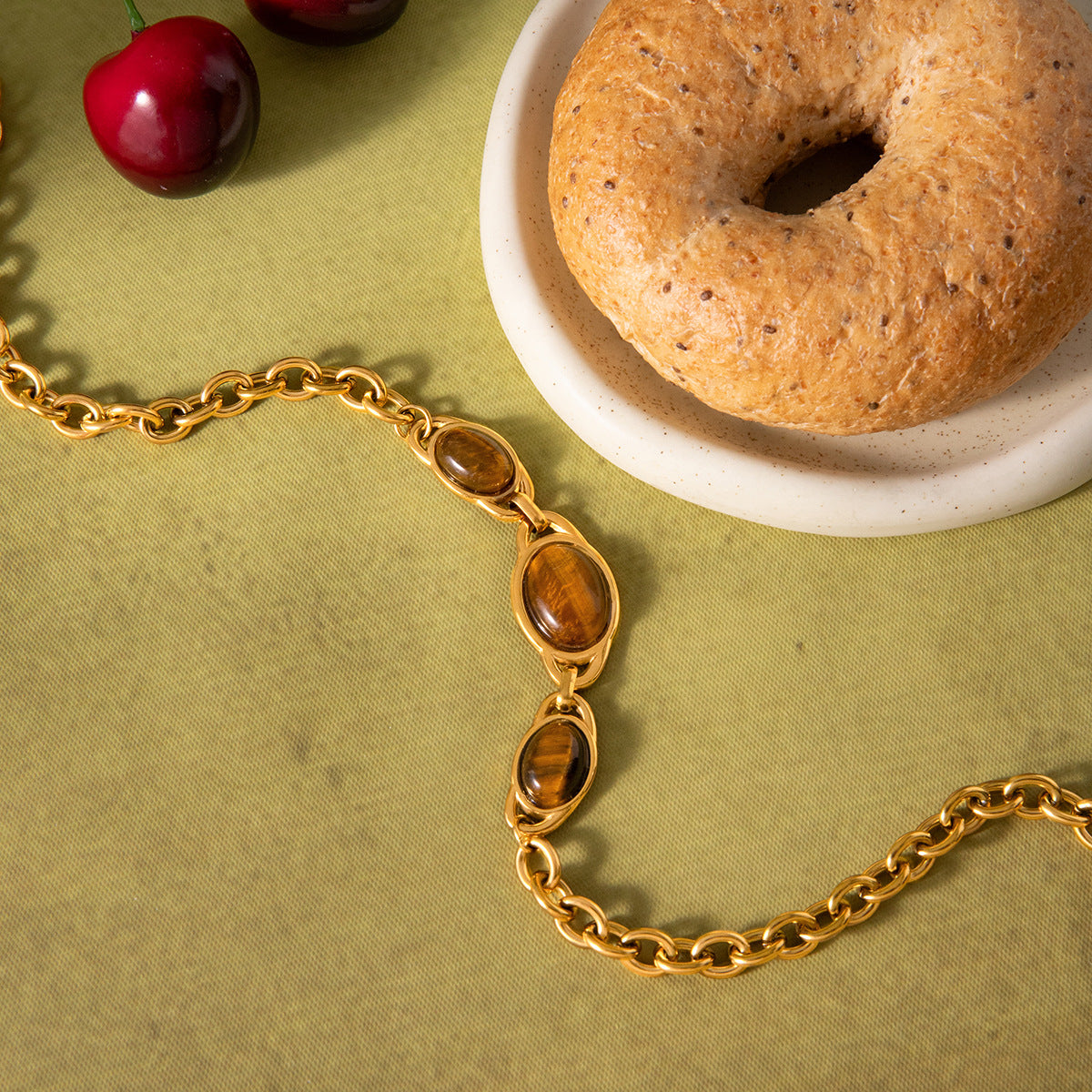Collana con Pendente Minimalista Geometrico a Occhio di Tigre in Acciaio al Titanio Placcato per Donna
