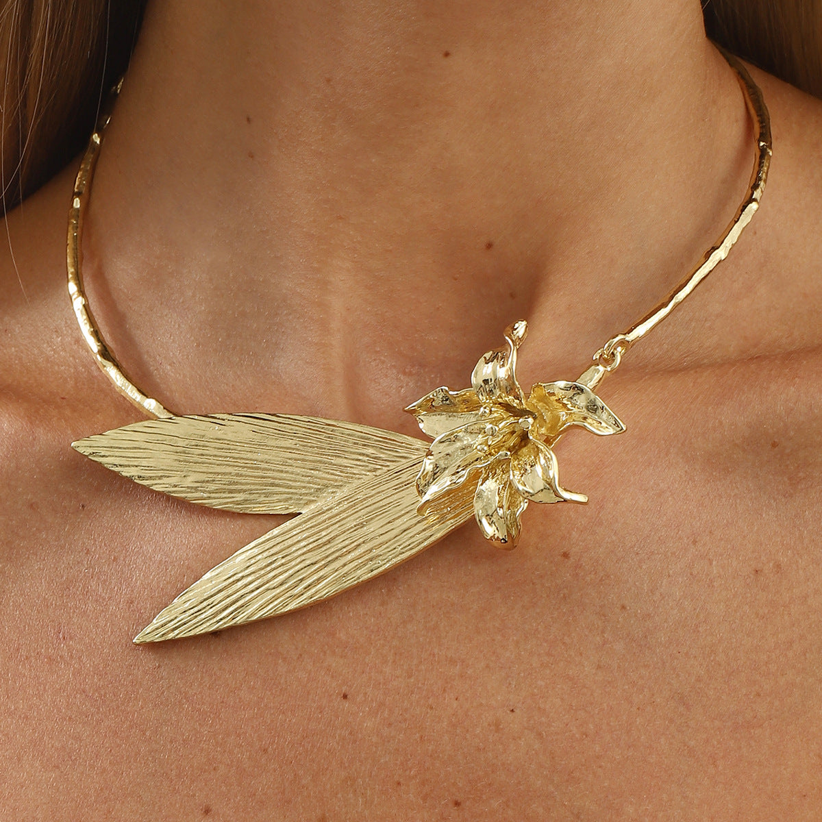 Collar de aleación con hojas florales exageradas para mujer con diseño llamativo y delicada cadena tipo gargantilla