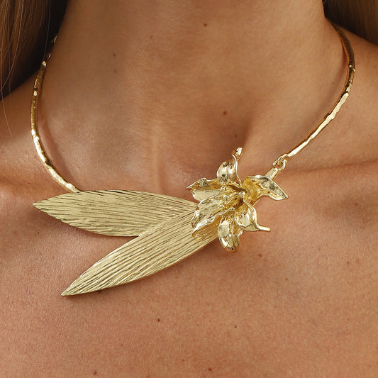 Collana da donna in lega con foglie floreali esagerate, design audace e catena delicata al collo