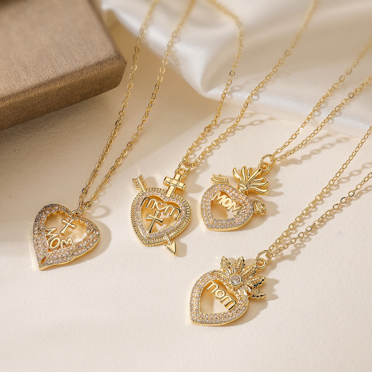 Collana con pendente a cuore minimalista in rame placcato oro vero e zirconi per donna