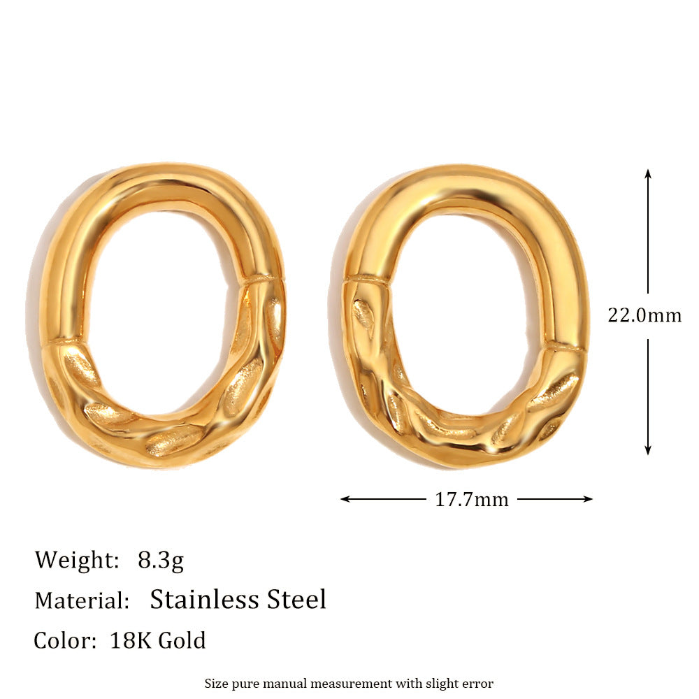 Collana Minimalista Elegante con Ciondolo Ovale Traforato a Motivi Floreali in Acciaio Inossidabile, Placcatura in Oro 18K e Accenti di Zirconi