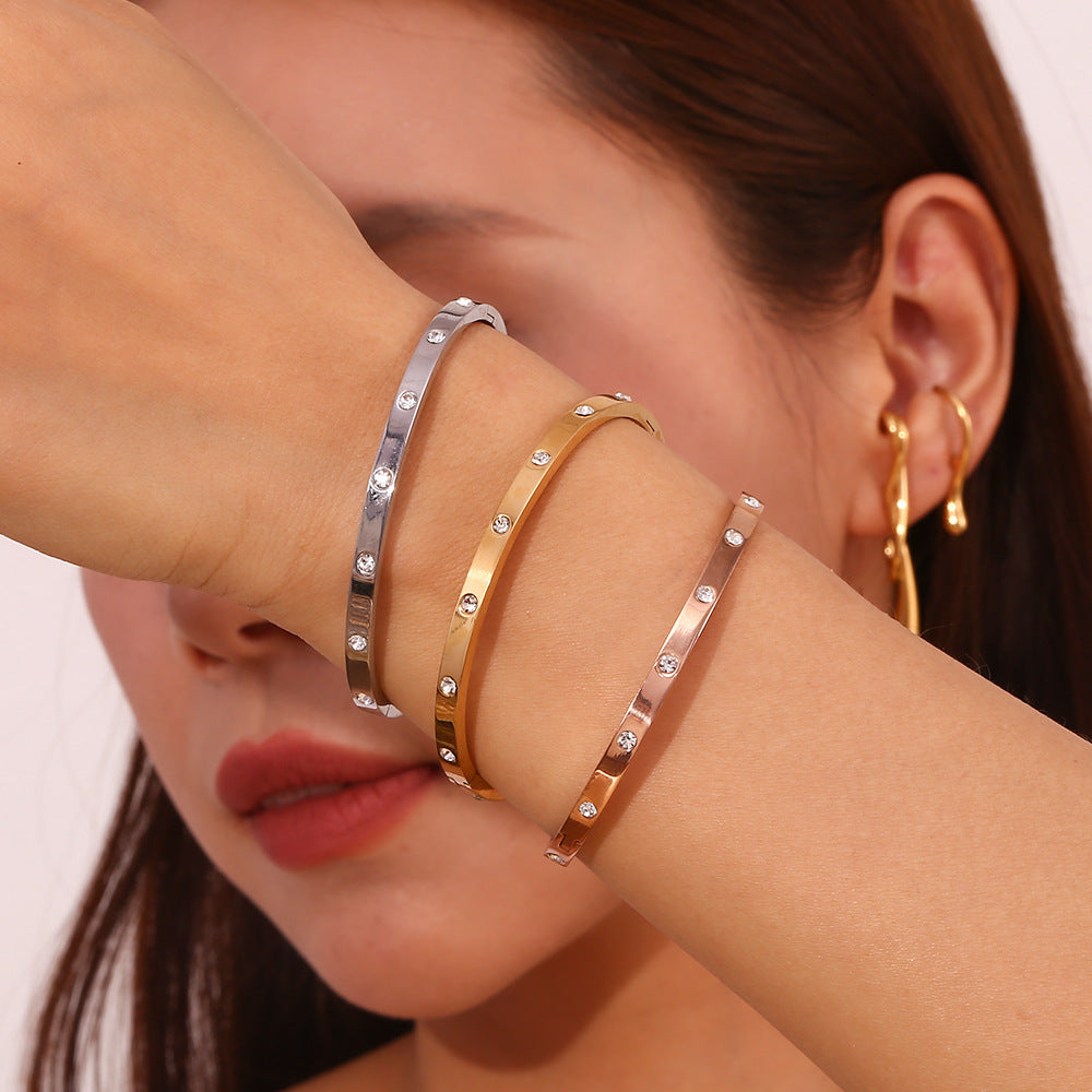 Bracciale Minimalista Geometrico in Acciaio Inossidabile con Placcatura in Oro 18K Finitura Oro Rosa e Accenti in Zirconia Rotonda