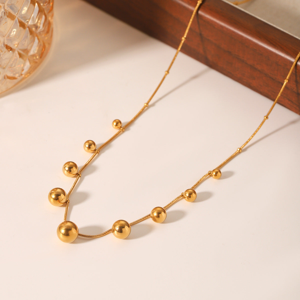 Collana a catena a serpente geometrica minimalista in acciaio inossidabile con ciondolo in acciaio al titanio e nappe placcate color oro da donna