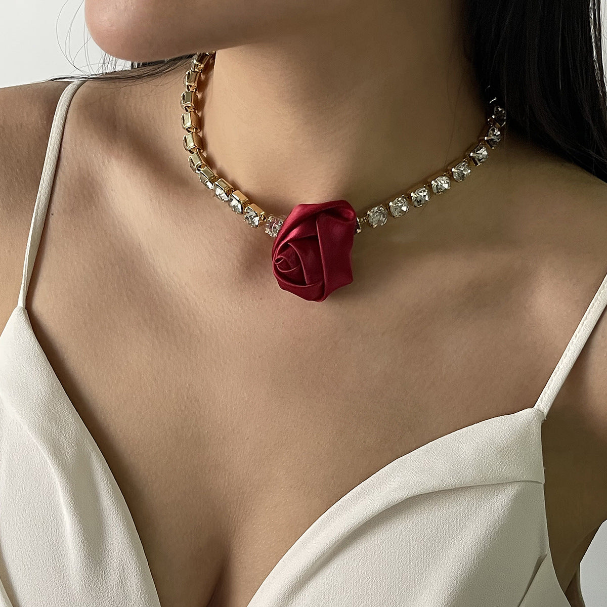 Elegant Luxury Floral Pendant Necklace with Rhinestone Accents for Women, Alloy Chain, Fashionable Clavicle Jewelry for Evening Parties and Daily Wear