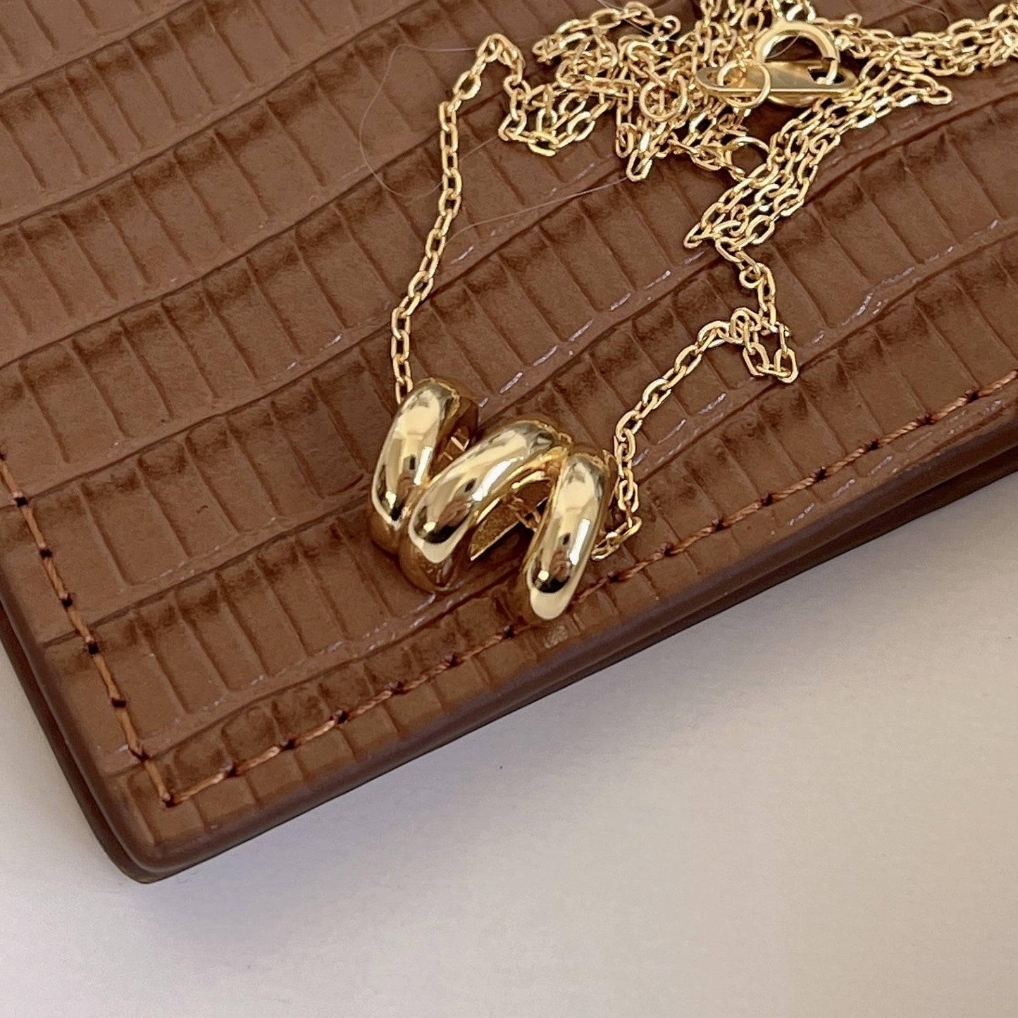 Collana Minimalista Ondulata con Texture Geometrica in Argento Sterling 925 con Finitura Placcata Oro