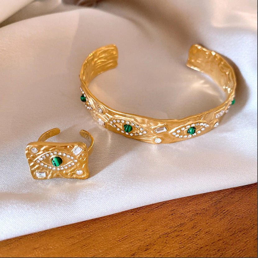 Pulsera de metal con patrón de cuadrícula geométrica de tono frío minimalista con acabado galvanizado para mujer