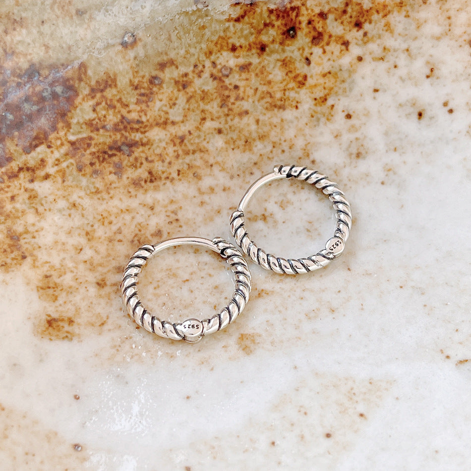Pendientes de Plata Trenzados Minimalistas en Plata de Ley 925 para Mujer con Estética Natural y Fresca