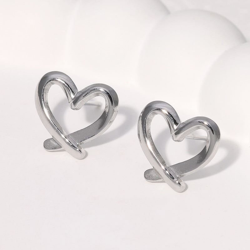 Orecchini a perno minimalisti a forma di cuore in acciaio inossidabile con finitura galvanizzata per donna