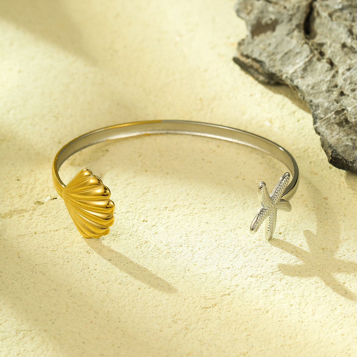 Juego de pulsera y anillo abierto de acero titanio minimalista, inspirado en el océano, con diseño de estrella de mar y vieira con baño de oro.