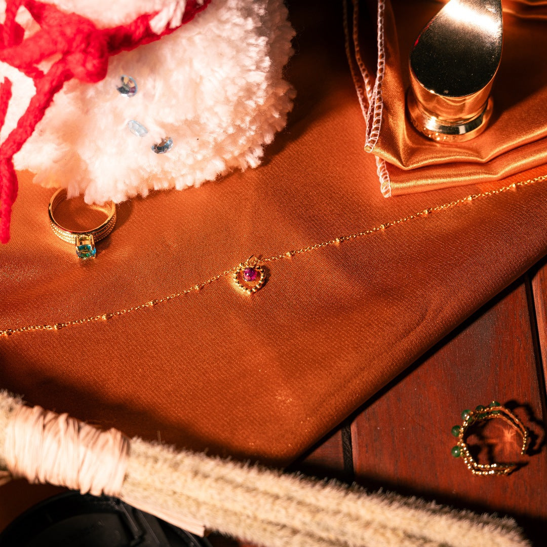 Elegante Collar con Colgante de Corazón Calado de Acero de Titanio con Incrustaciones de Piedra Natural Morada para Mujer