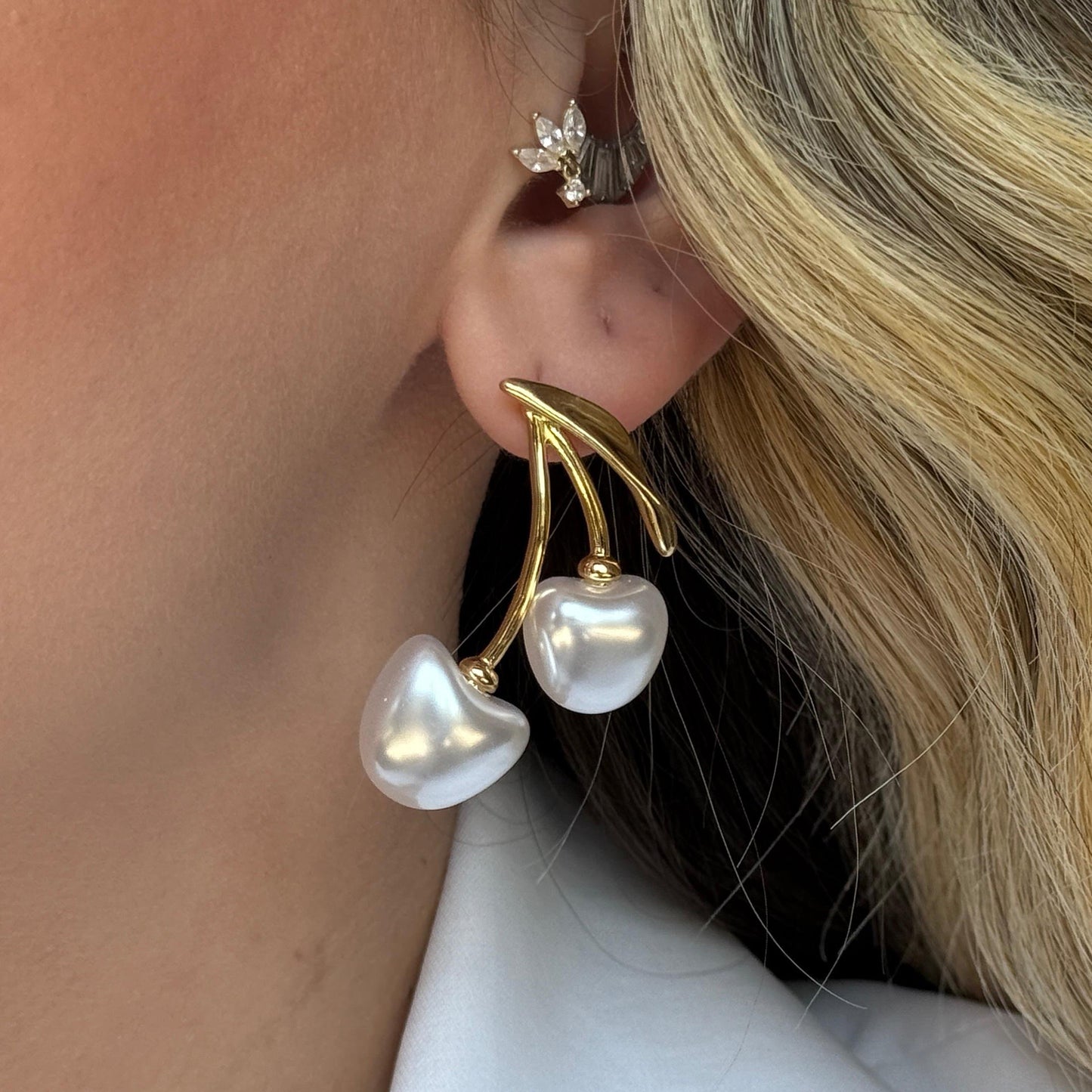 Pendientes de botón de acero inoxidable con forma de cereza y acabado chapado para mujer, joyería de moda geométrica minimalista