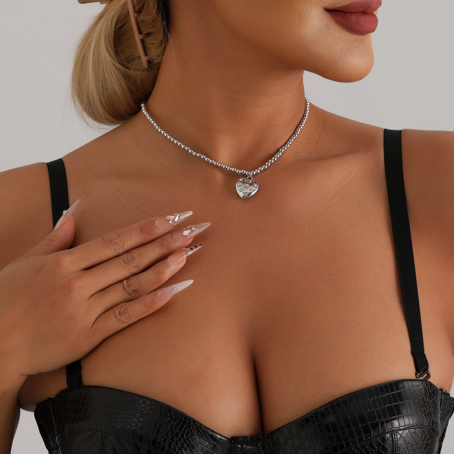 Fashion Minimalist Heart-Shaped Alloy Pendant Necklace with Electroplated Finish for Women