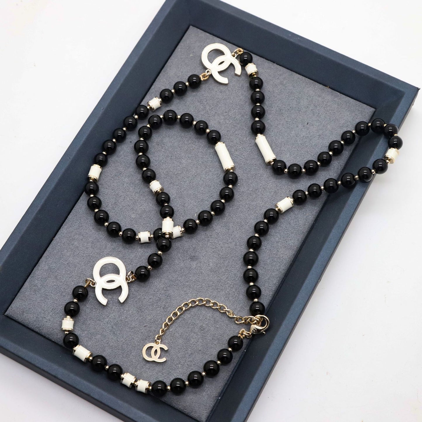 Collar de cadena de bolas de perlas chapado con letras vintage para mujer