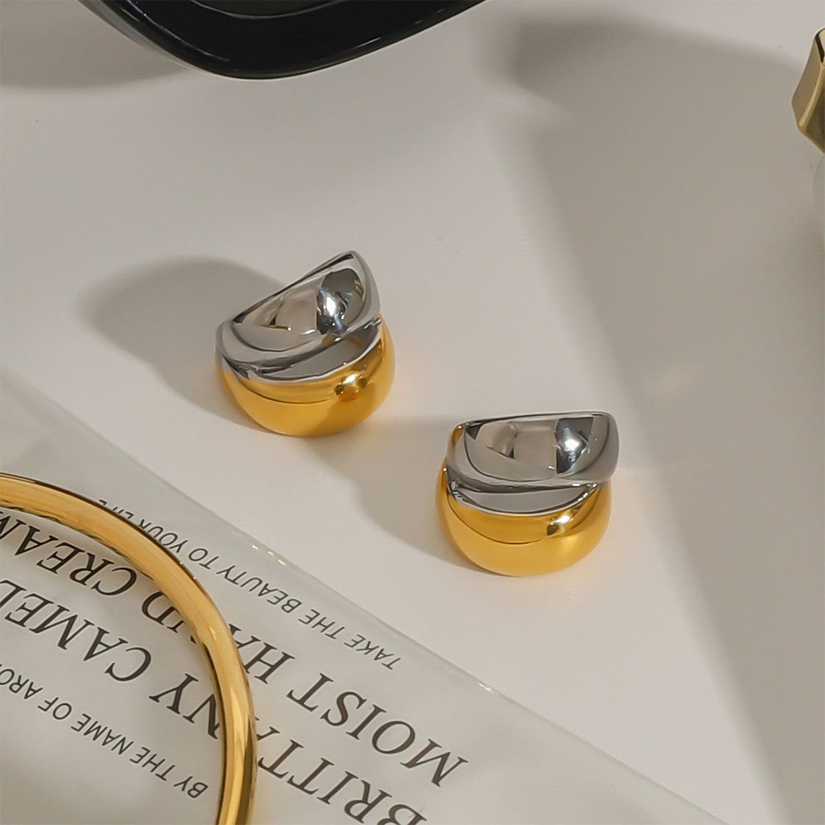 Orecchini a Clip da Donna a Forma di U Geometrici Placcati in Acciaio Inossidabile con Dettaglio ad Anello e Stile Moderno Minimalista