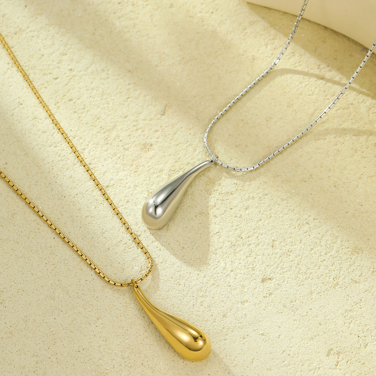 Collar con Colgante Hueco en Forma de Lágrima Pulido de Acero Inoxidable de Gran Tamaño Estilo Vintage para Mujer con Acabado Chapado en Oro de 18K