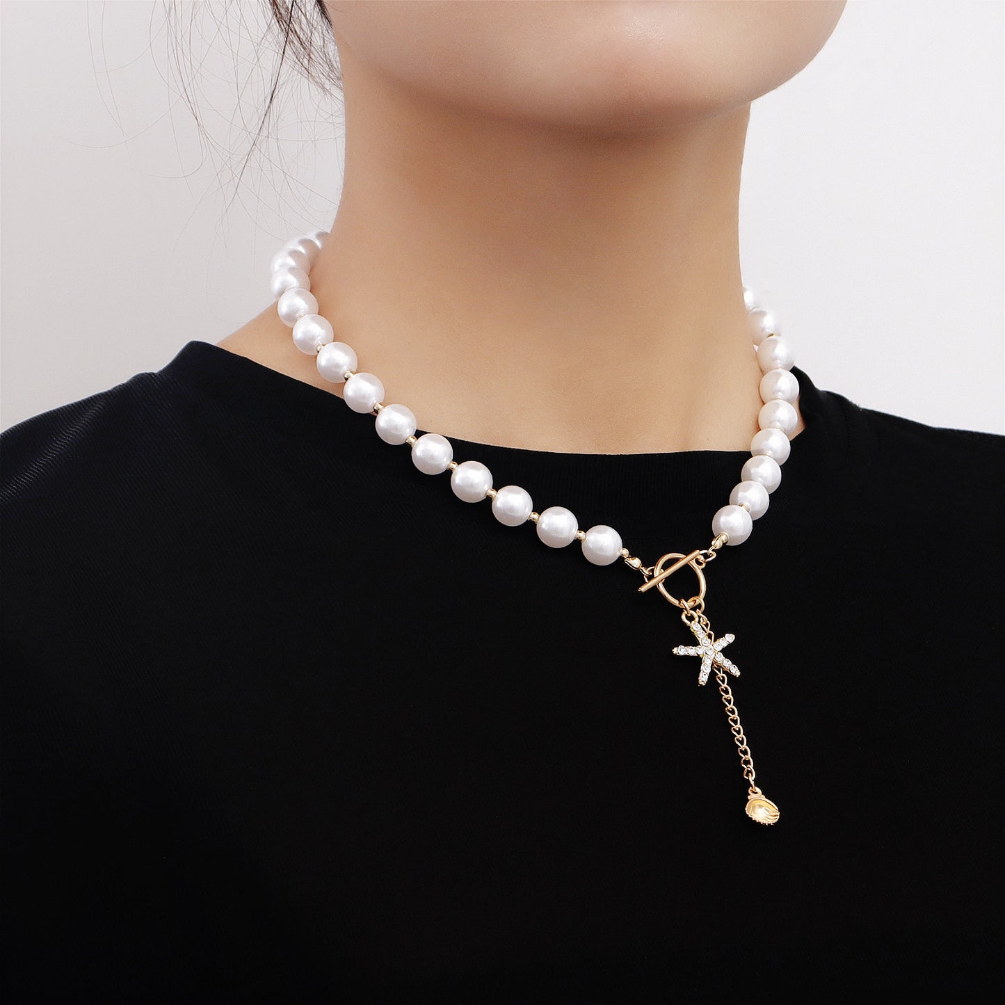 Fashionable Star-Shaped Alloy Pendant Necklace with Rhinestone Accents for Women, Electroplated Geometric Beach Shell-Inspired Choker