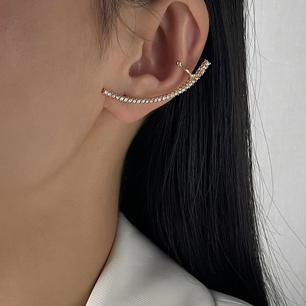 Orecchini a clip minimalisti a forma di margherita in lega con intarsi di strass e perle simulate da donna
