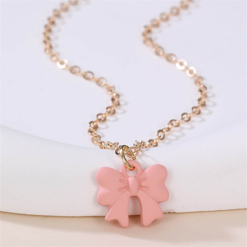 Collar de Cristal con Forma de Lazo Dulce y Fresco para Niñas con Colgante de Aleación y Acabado Hecho a Mano