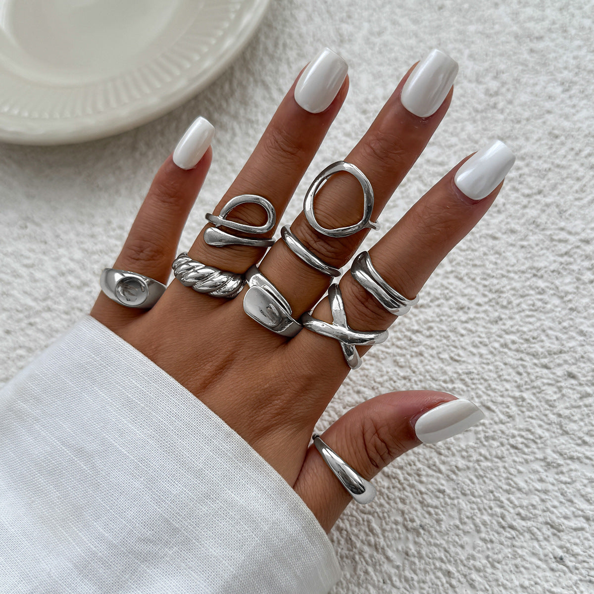 Anello minimalistico da donna in lega di zinco dalla forma geometrica irregolare, con finitura placcata e fascia aperta regolabile